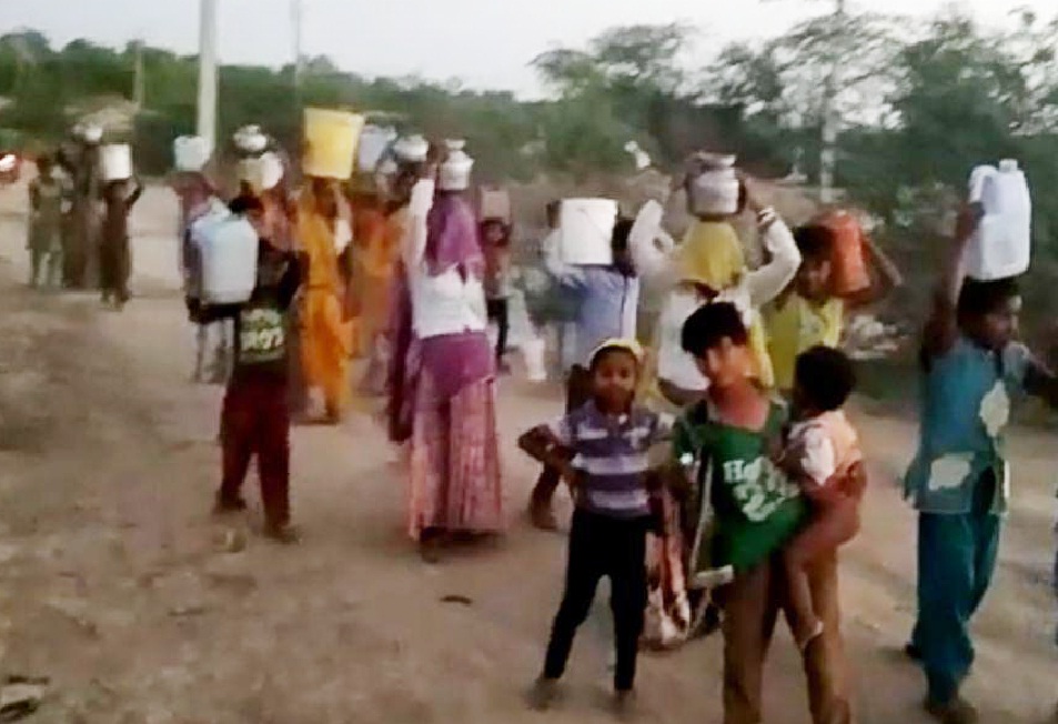 haindapamp mein aa raha dooshit paanee, ek kilomeetar door se karana p