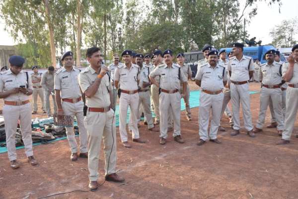 बलवा ड्रिल में पुलिस ने दागीं गोलियां, प्रदर्शनकारियों को पुलिस ने ऐसे किया काबू