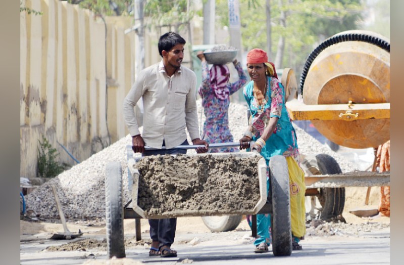 Labour Day 2019 : 42 डिग्री पारे में मजदूरी, बदलते नियम...कैसे पढ़ाए बच्चों को
