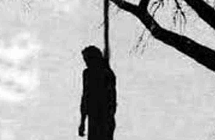 youth-s-body-hanged-from-a-trap-in-the-field