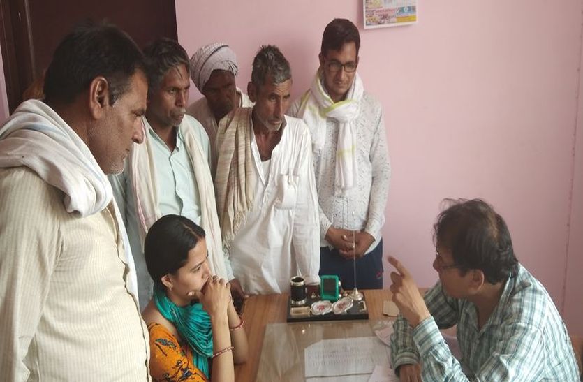 ज्ञापन सौंपते मलारना चौड़ के लोग।