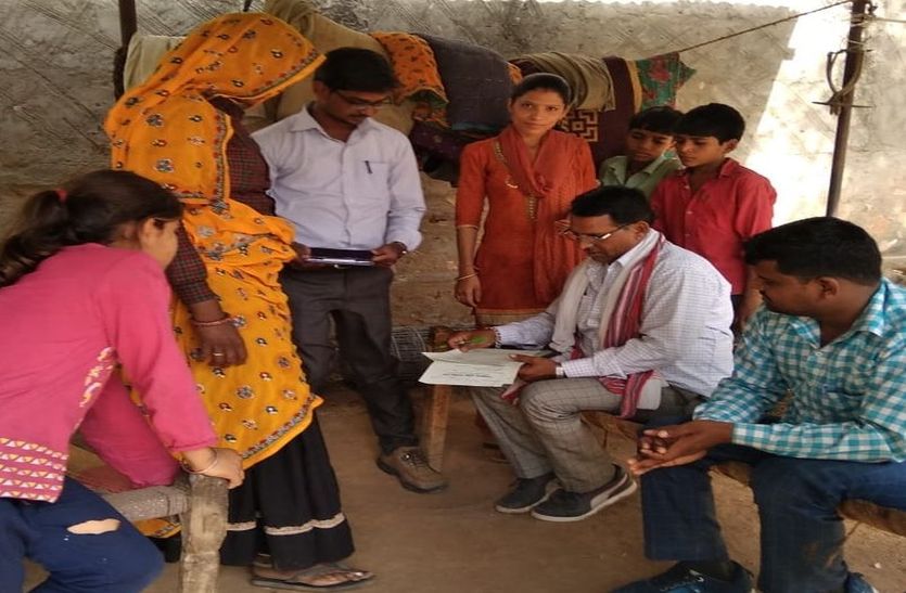 बच्चों का प्रवेश कराने की लगा रहे गुहार