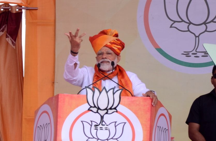 मोदी ने आधे मिनट के लिए भाषण भी रोका। लेकिन जब भी युवा नहीं माने तो मोदी ने कहा कि आपका प्यार सिर-आंखों पर।