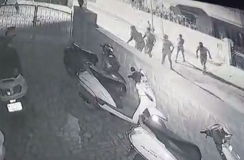 Looking for a bunch-vest gang from the drone, not a clue