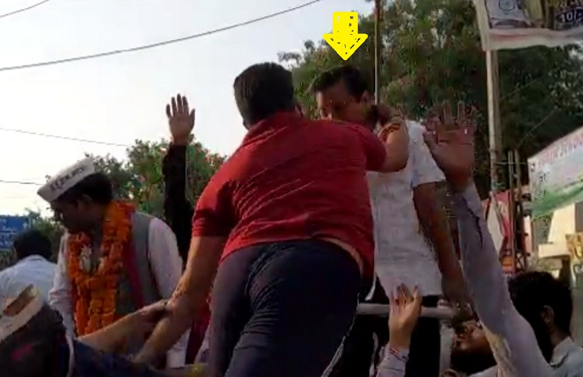 VIDEO: केजरीवाल की जीप पर चढ़कर शख्स ने मारा थप्पड़
