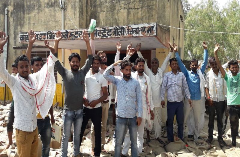 खरीद केन्द्र पर प्रदर्शन करते किसान।