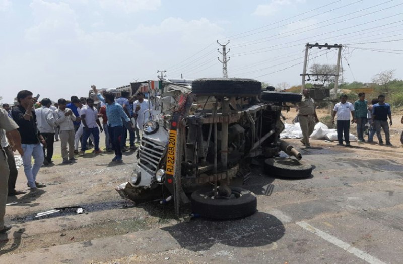 Trailor hit bolero pickup, driver injured