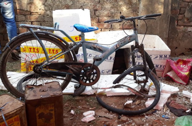 इतवारी बाजार में फटा सिलेंडर, मुर्गा दुकान में रखे कई मुर्गों के चिथड़े उड़े, पास रखे साइकिल भी हुए दो टुकड़े