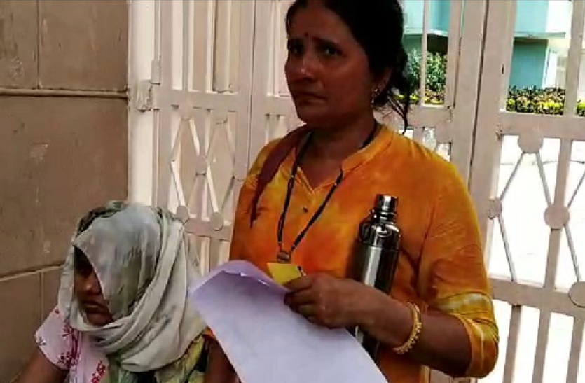 NEET 2019: बेटी की परीक्षा छूटी तो मां की आंखों से बहे आंसू, गश खाकर गिरी छात्रा पहुंची अस्पताल…देखिए वीडियो
