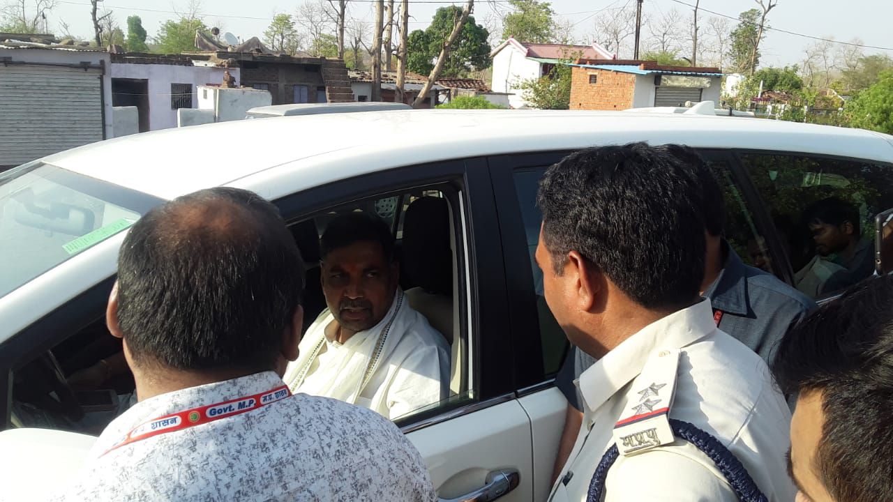 Breaking : मतदान के दौरान दमोह में घूम रहे नरसिंहपुर विधायक को पुलिस ने पकड़ा,सांसद के है भाई