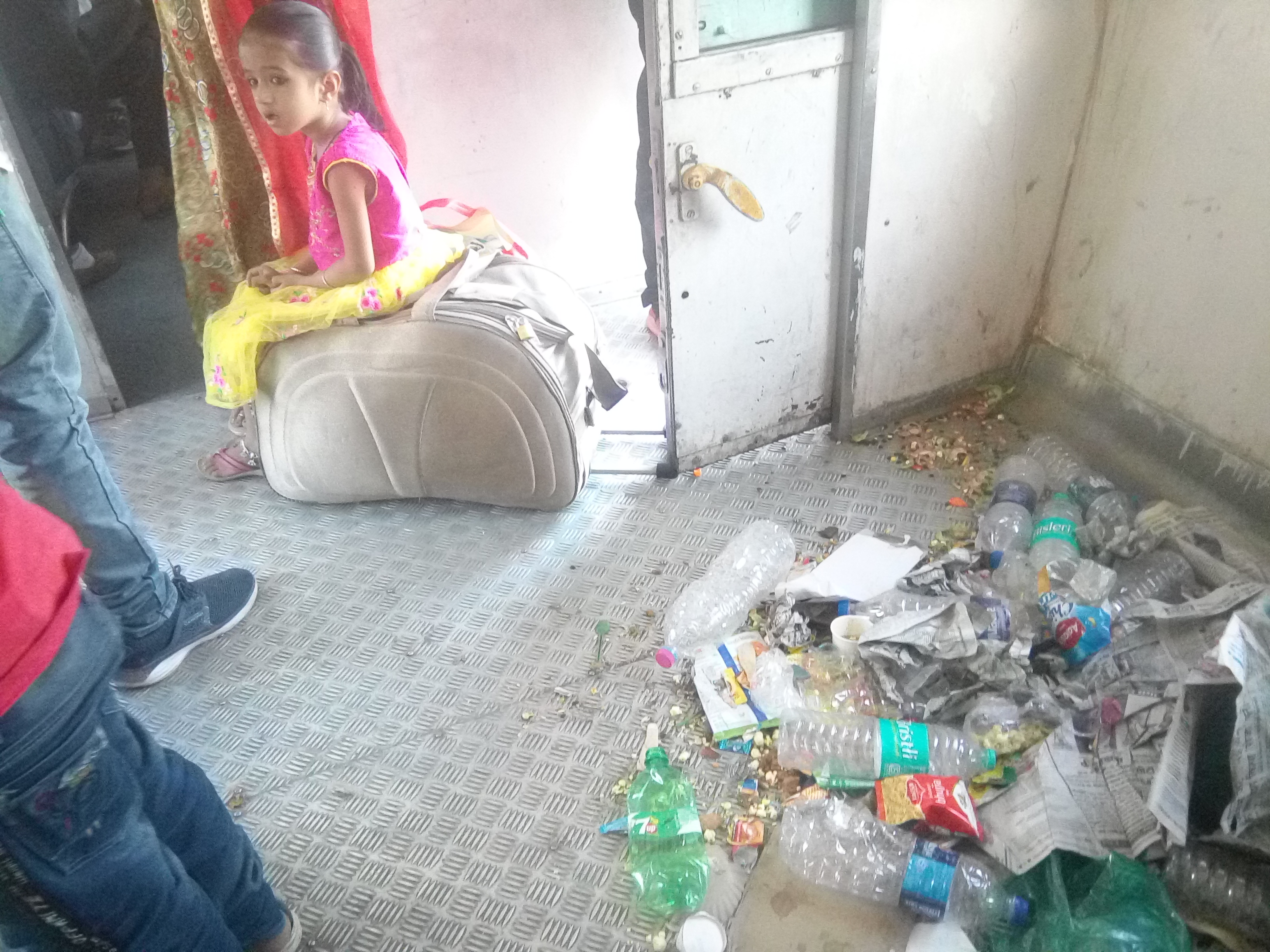 Travel the Demu Rail for thousands of passengers is a big punishment
