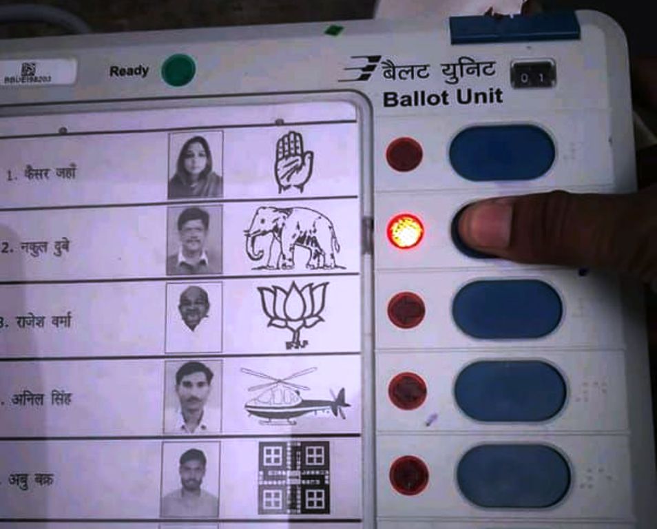 2-man-voting-photos-viral-by-facebook-in-sitapur
