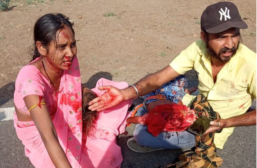मां के आंचल में छिपी बेटी पर मौत ने मारा झपट्टा, चलती बाइक पर मासूम की गर्दन कट कर सड़क पर गिरी