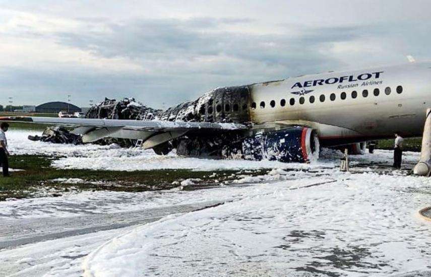 रूसी विमान में भीषण आग, इन तस्वीरों में देखिए हादसे के कुछ दिलदहलाने वाले पल