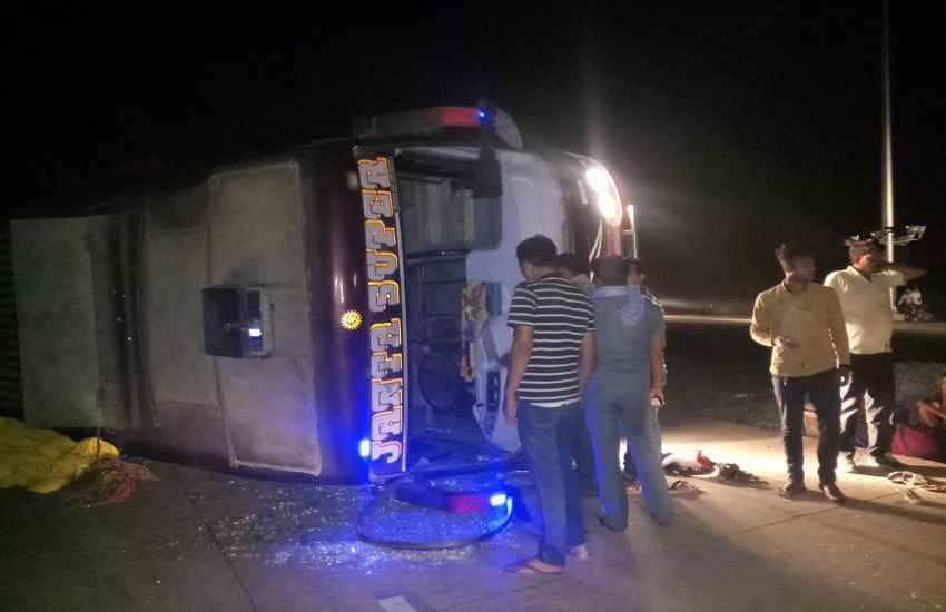 a-bus-filled-with-passengers-from-turned-upside-down-8-injured