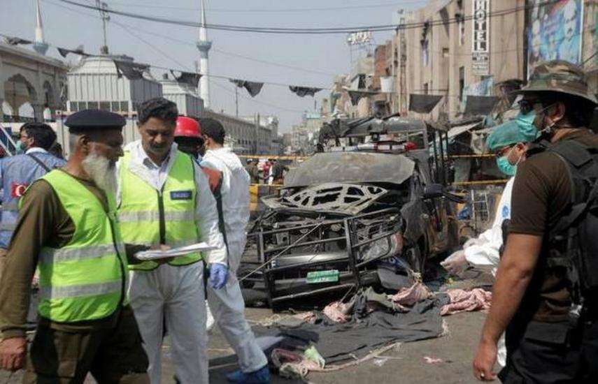 लाहौर की सूफी दरगाह में बम धमाके के बाद तबाही का मंजर, देखें कुछ तस्वीरें