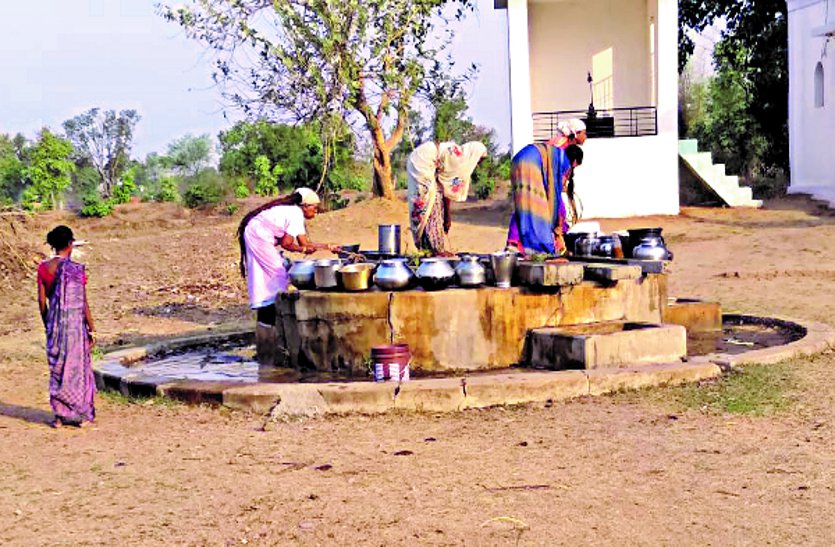 18 tap water schemes closed in district, water crisis in village panchayatsThe handpumps did not improve, the tap also stopped, the villagers who
