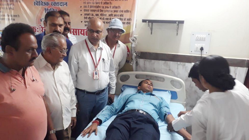 Singrauli collector donates blood on World Red Cross Day