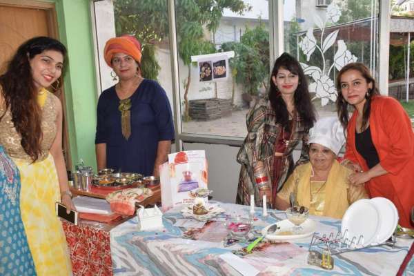 मां तुझे सलाम प्रोग्राम में मनमोहक नृत्य, देखें फोटो में