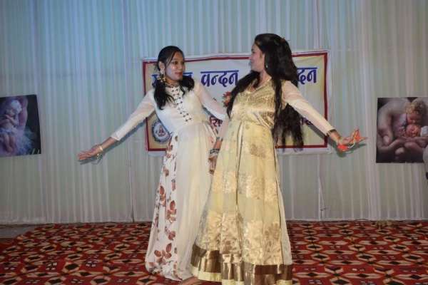 मां तुझे सलाम प्रोग्राम में मनमोहक नृत्य, देखें फोटो में