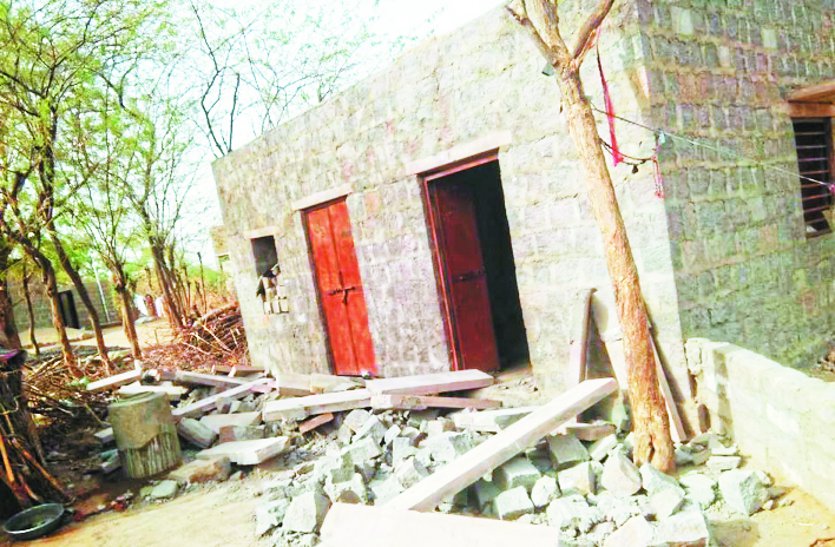 Construction house roof fell, innocent death