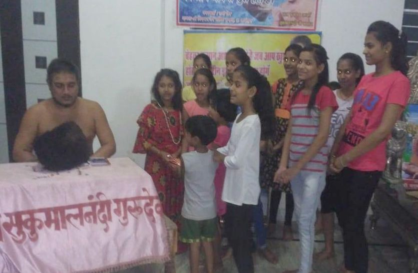 आशीर्वाद लेती बालिकाएं।