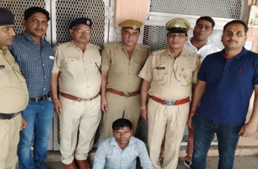 आरोपी को प्लेटफार्म से दबोच लिया
