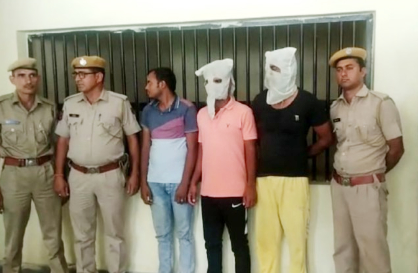 सीकर के फतेहपुर में मंगलवार रात एक घर में घुसकर विवाहिता से सामूहिक बलात्कार करने के तीन आरोपी मजदूरों को पुलिस ने आज गिरफ्तार कर लिया है।
