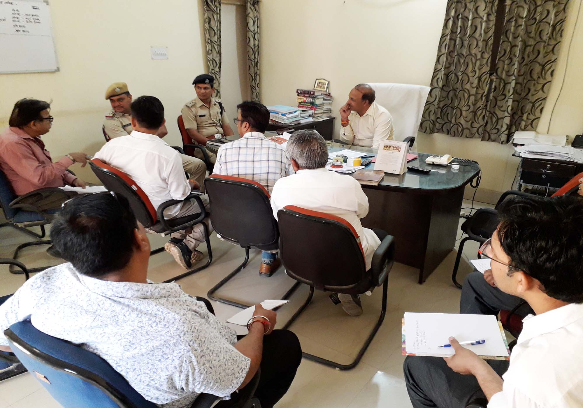 एलसी-58 रेलवे फाटक पर आरयूबी निर्माण में आ रही ट्रैफिक डायवर्ट की समस्या का एडीएम की बैठक में हुआ समाधान