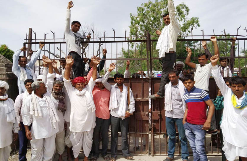 farmers-locked-the-agricultural-mandi-gate