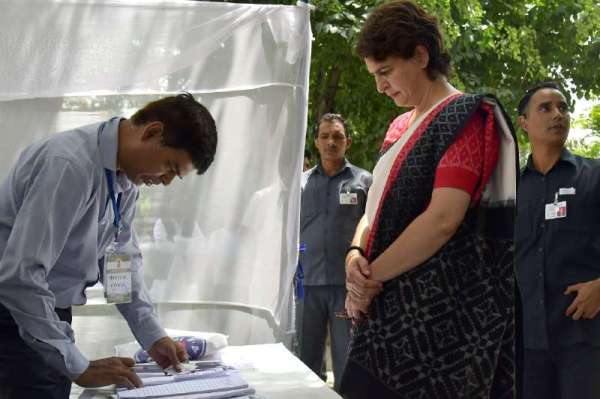 दिल्ली स्थित लोधी एस्टेट के सरदार पटेल विद्यालय मतदान केंद्र पर प्रियंका गांधी वाड्रा ने अपने पति रॉबर्ट वाड्रा के साथ किया मतदान।