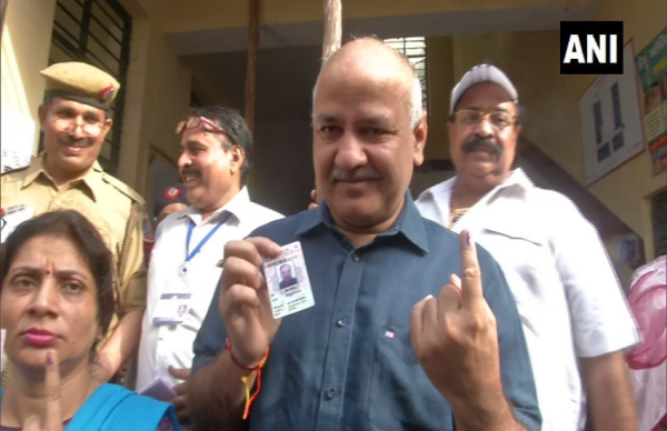दिल्ली के डिप्टी सीएम मनीष सिसोदिया पूर्वी दिल्ली के पांडव नगर स्थित पोलिंग बूथ पर डाला वोट।