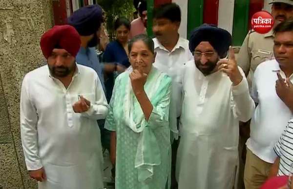 पूर्वी दिल्ली से कांग्रेस प्रत्याशी अरविंदर सिंह लवली ने अपने माता-पिता और परिवार के साथ डाला वोट। लवली ने कहा इस बार यमुनापार के लोगों और भाजपा के बीच लड़ाई है लोग हर हाल में भाजपा को कराने के लिए कमर कसे हुए हैं।