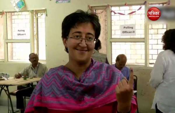 पूर्वी दिल्ली से आप उम्मीदवार आतिशी ने जंगपुरा के कमला नेहरू गवर्मेंट सर्वोदय विद्यालय में डाला वोट।