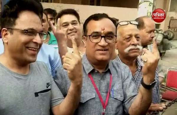 कांग्रेस नेता अजय माकन मतदान के बाद अंगुली में लगी स्याही दिखाते हुए।