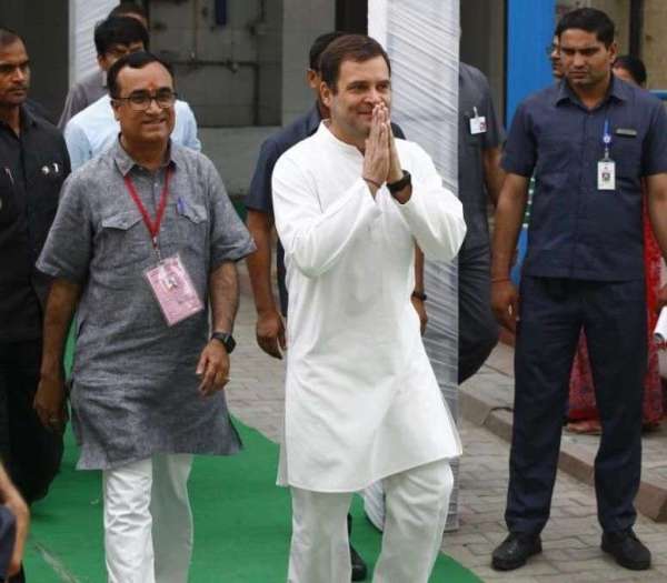 कांग्रेस अध्यक्ष राहुल गांधी ने नई दिल्ली स्थित औरंगजेब लेन के एनपी सीनियर सेकेंडरी स्कूल में बने पोलिंग बूथ पर वोट डाला।