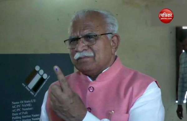 हरियाणा के मुख्यमंत्री मनोहर लाल खट्टर ने करनाल के पोलिंग बूथ पर डाला वोट।