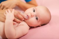 aise karen bacche ke jeebh ki safai clean mouth newborn baby in hindi