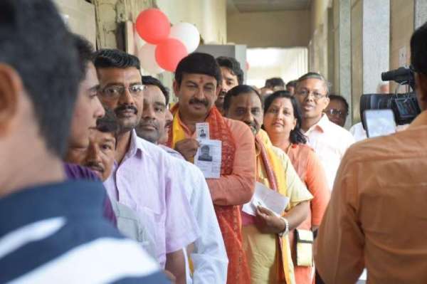 भाजपा दिल्ली प्रभारी और उत्तर-पूर्वी दिल्ली के उम्मीदवार मनोज तिवारी ने यमुना विहार के बूथ नंबर 60 में किया मतदान।