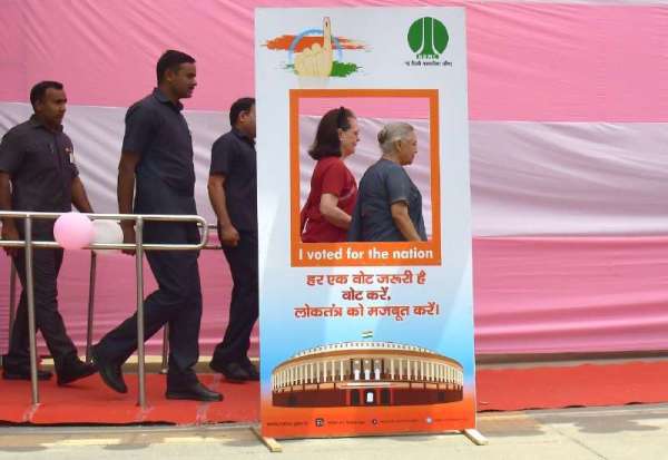 कांग्रेस की पूर्व अध्यक्ष सोनिया गांधी भी दिल्ली में मतदान के लिए पहुंची। दिल्ली में निर्माण भवन स्थित पोलिंग बूथ पर सोनिया ने वोट डाला।