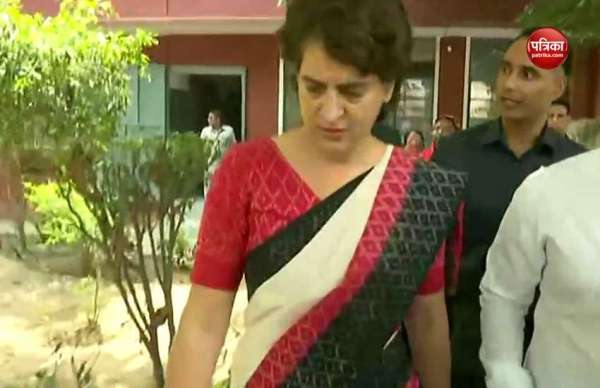 दिल्ली स्थित लोधी एस्टेट के सरदार पटेल विद्यालय मतदान केंद्र पर प्रियंका गांधी वाड्रा ने अपने पति रॉबर्ट वाड्रा के साथ किया मतदान।