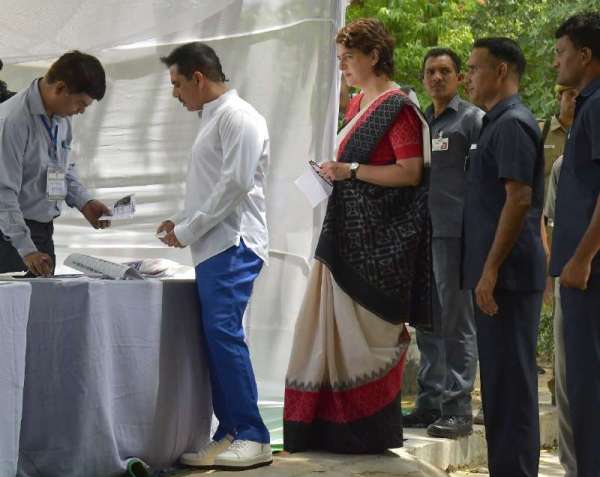 दिल्ली स्थित लोधी एस्टेट के सरदार पटेल विद्यालय मतदान केंद्र पर प्रियंका गांधी वाड्रा ने अपने पति रॉबर्ट वाड्रा के साथ किया मतदान।