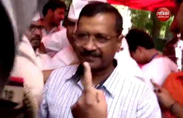 दिल्ली के मुख्यमंत्री अरविंद केजरीवाल ने सिविल लाइंस स्थित मतदान केंद्र में डाला वोट।