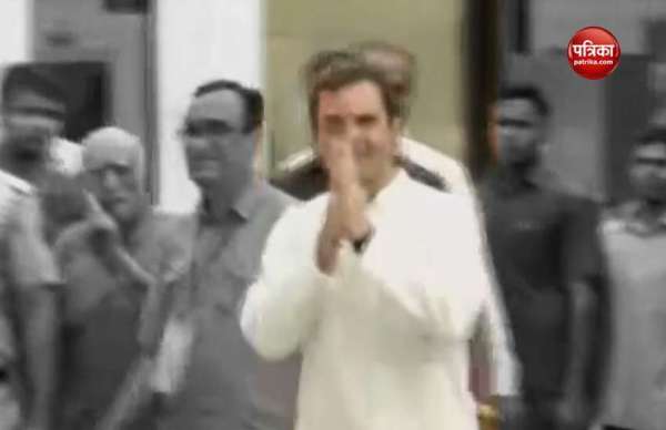 कांग्रेस अध्यक्ष राहुल गांधी ने नई दिल्ली स्थित औरंगजेब लेन के एनपी सीनियर सेकेंडरी स्कूल में बने पोलिंग बूथ पर वोट डाला।