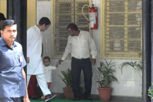कांग्रेस अध्यक्ष राहुल गांधी ने नई दिल्ली स्थित औरंगजेब लेन के एनपी सीनियर सेकेंडरी स्कूल में बने पोलिंग बूथ पर वोट डाला।