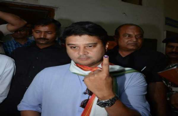 कांग्रेस अध्यक्ष राहुल गांधी ने नई दिल्ली स्थित औरंगजेब लेन के एनपी सीनियर सेकेंडरी स्कूल में बने पोलिंग बूथ पर वोट डाला।