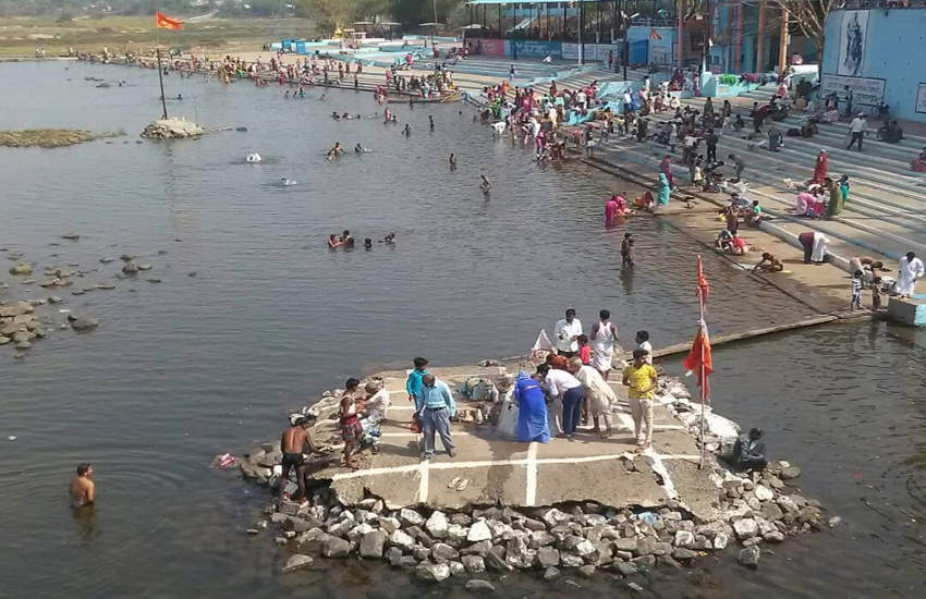 Narmada ghats rush from morning till noon