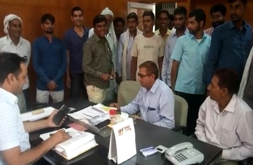 सीकर की कृषि उपज मंडी में घाटे में चल रहे किसानों की प्याज की राशि लेकर फरार होने का मामला सामने आया है।