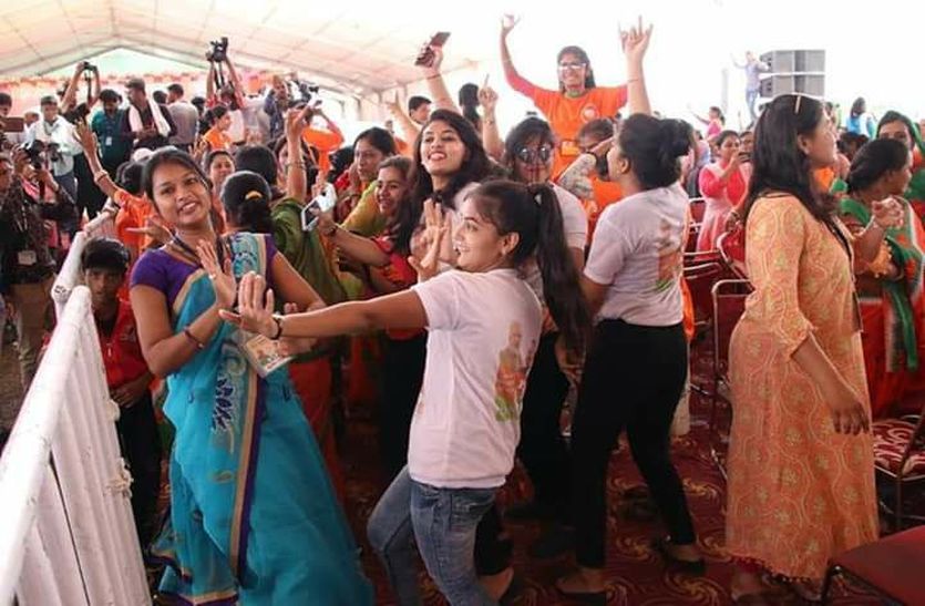 WHEN WOMANS DANCE AFTER PM MODI SPEECH IN MADHYA PRADESH