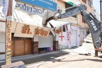 राजेंद्र नगर के फुटपाथ पर चला निगम का बुलडोजर, देखें वीडियों में